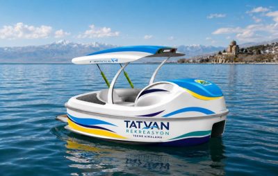 Fibratek AquaFun Türkiye ELYS model, lacivert beyaz kompozit gövdeli, dört kişilik, motorlu açılır kapanır tavan sistemine sahip premium deniz bisikletinin açık ve kapalı görünümü.
